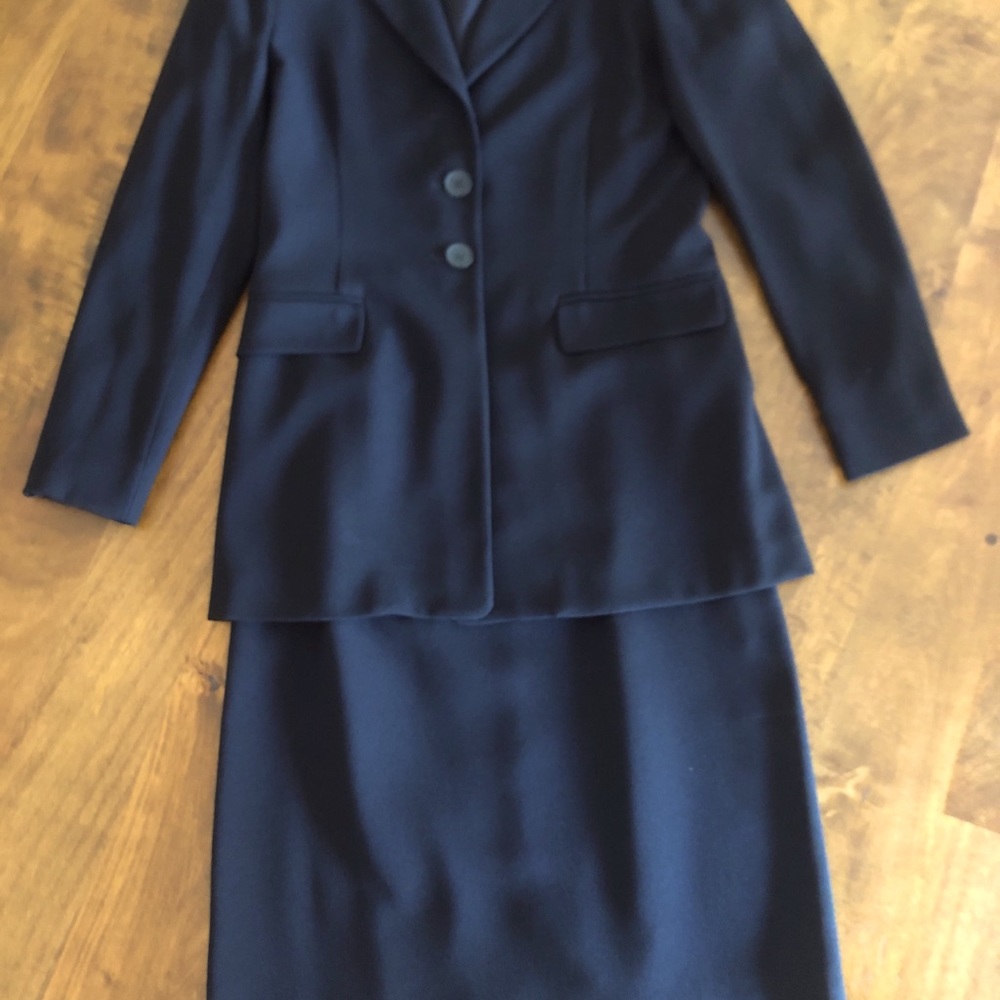 Jones New York Classic 2 pc suit size 2P NWOT